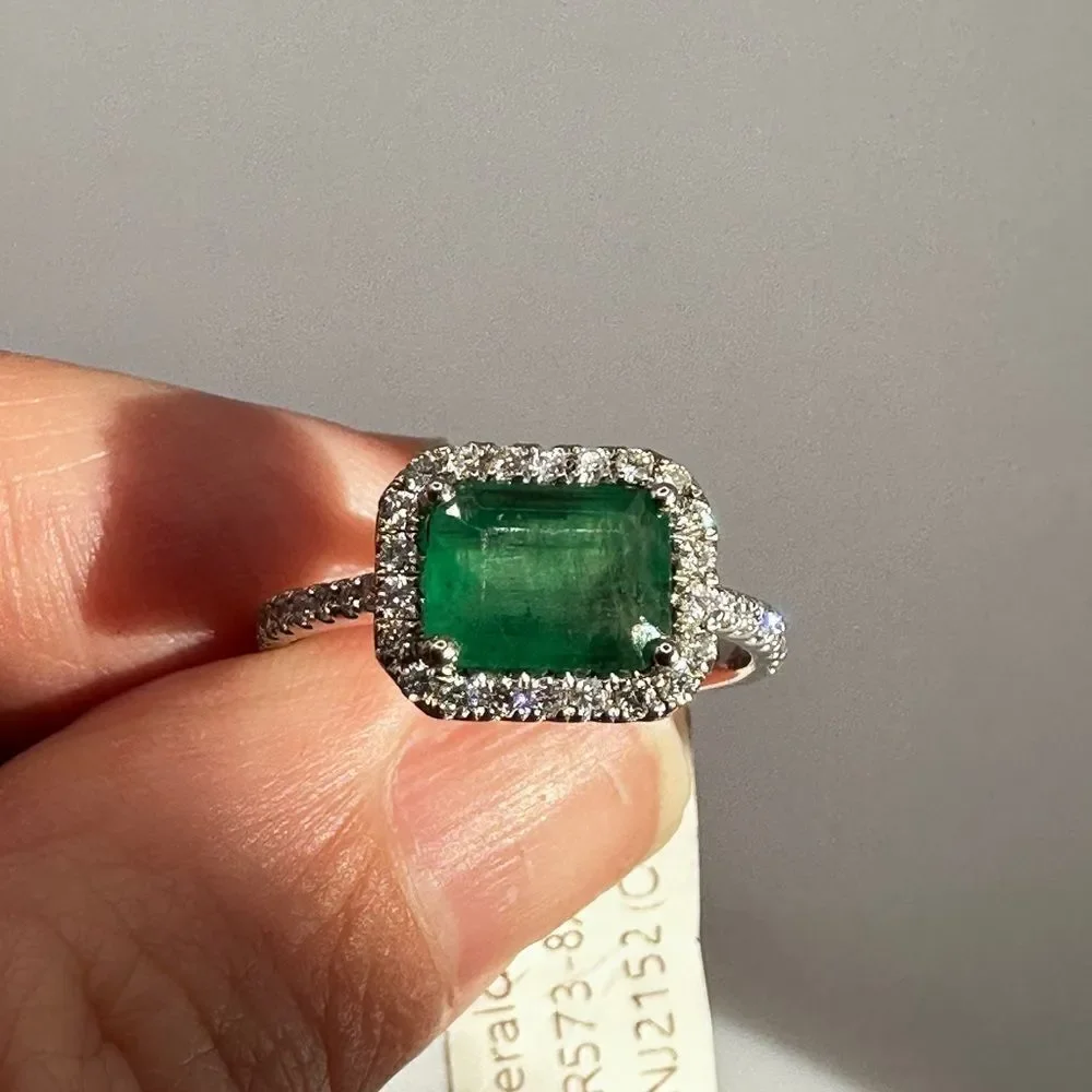 NWT 1.21ct emerald with‎ halo of diamonds all set in 14k white gold!